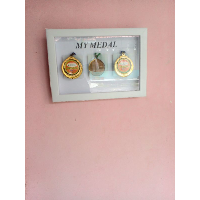 Bingkai Medali Kapasitas  3 Medali/ Bingkai Scrapbook