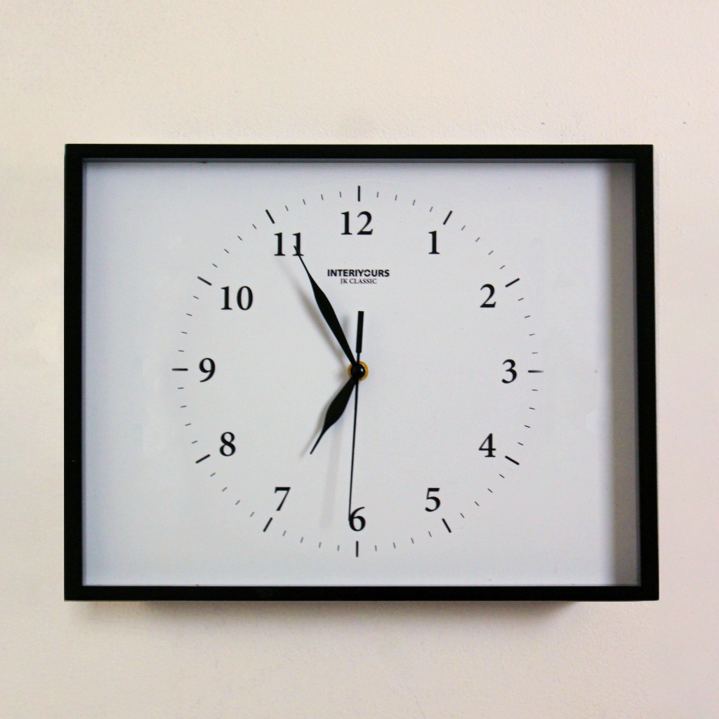 Jam Dinding Kotak Desain Klasik Tanpa Kaca