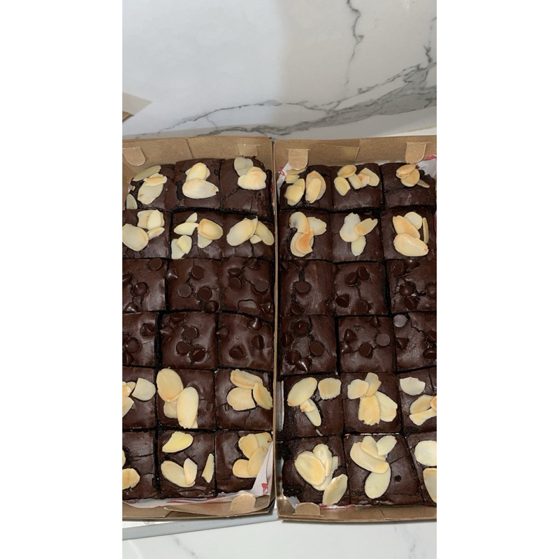 

FUDGY BROWNIS LARGE 20x10