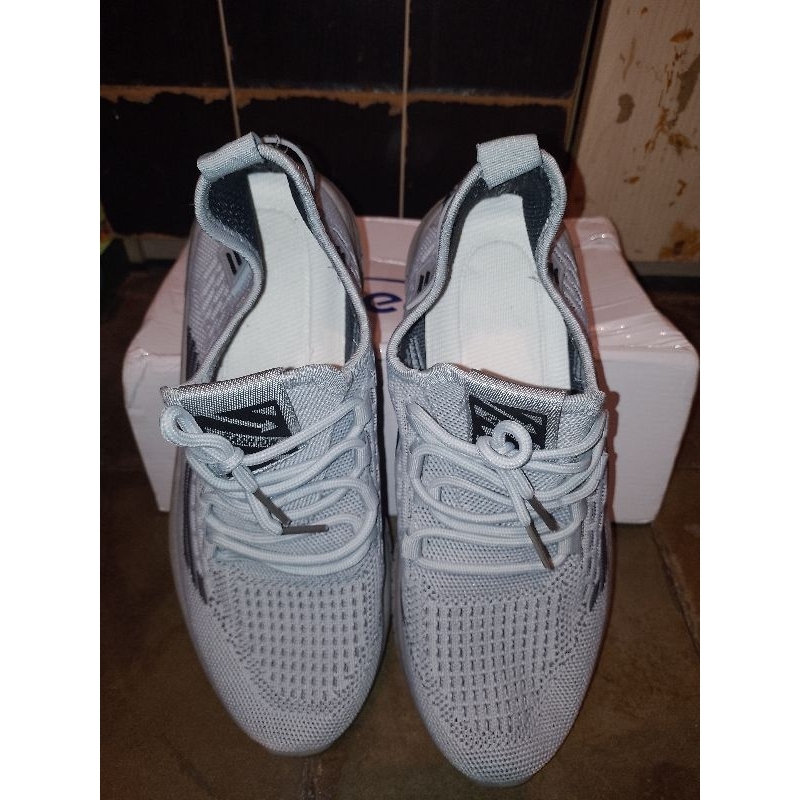 Sepatu pria kasual sneakers solo