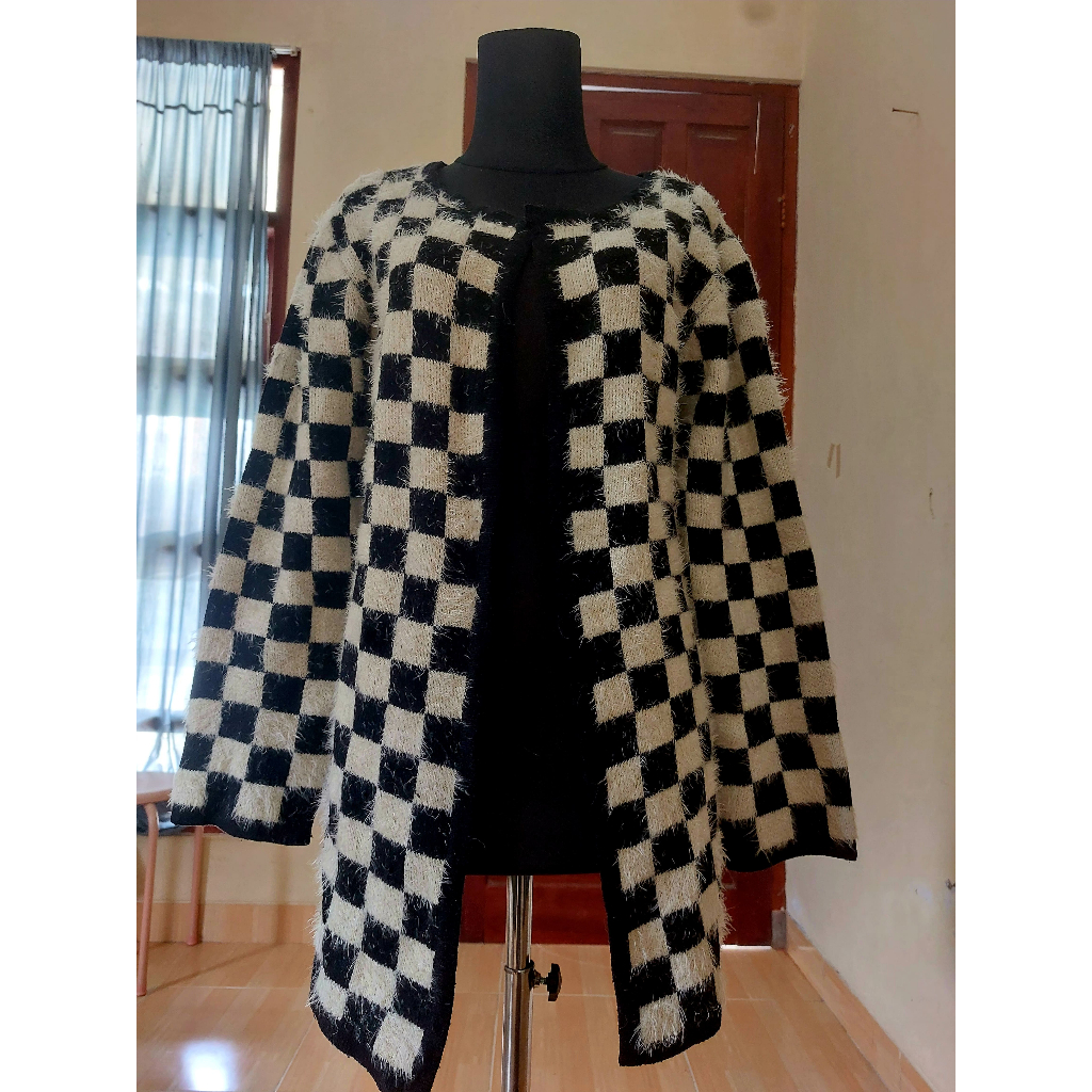 Outer Monokrom Kotak-kotak Hitam Putih