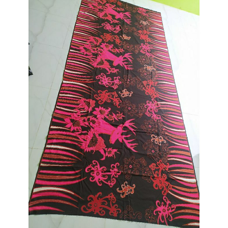 Kain Batik Tulis Model Jarik Motif Kalimantan Warna Kombinasi Hitam Merah Soga Krem Keemasan Bahan K