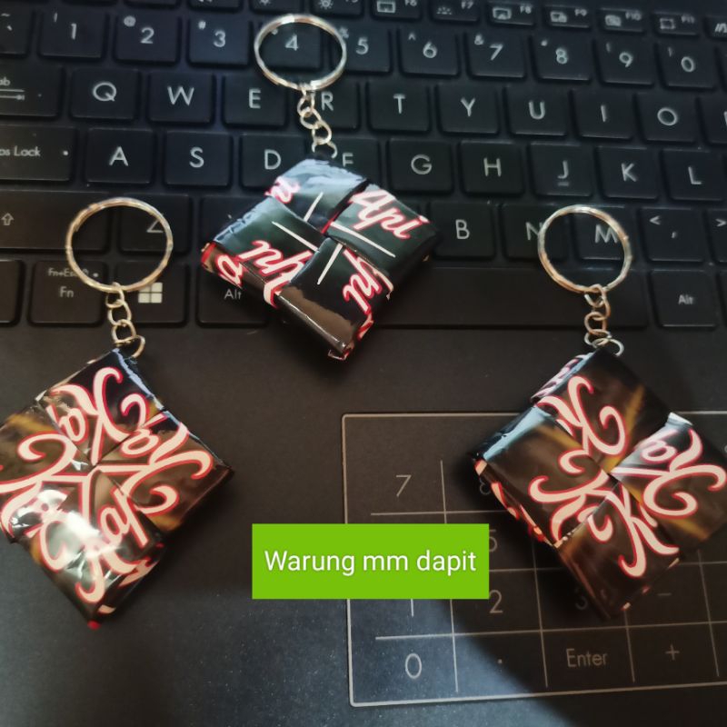 Gantungan kunci dari kerajinan tangan dari bungkus kopi lama