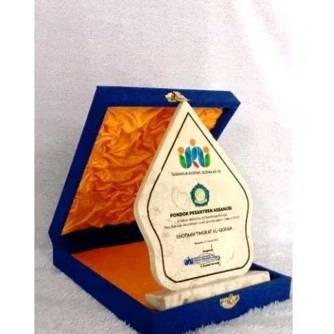 PLAKAT MARMER,VANDEL CUSTOM CINDERAMATA WISUDA KAMPUS BOK PLAKAT PENGHARGAAN PLAKAT WISUDA KAMPUS MU