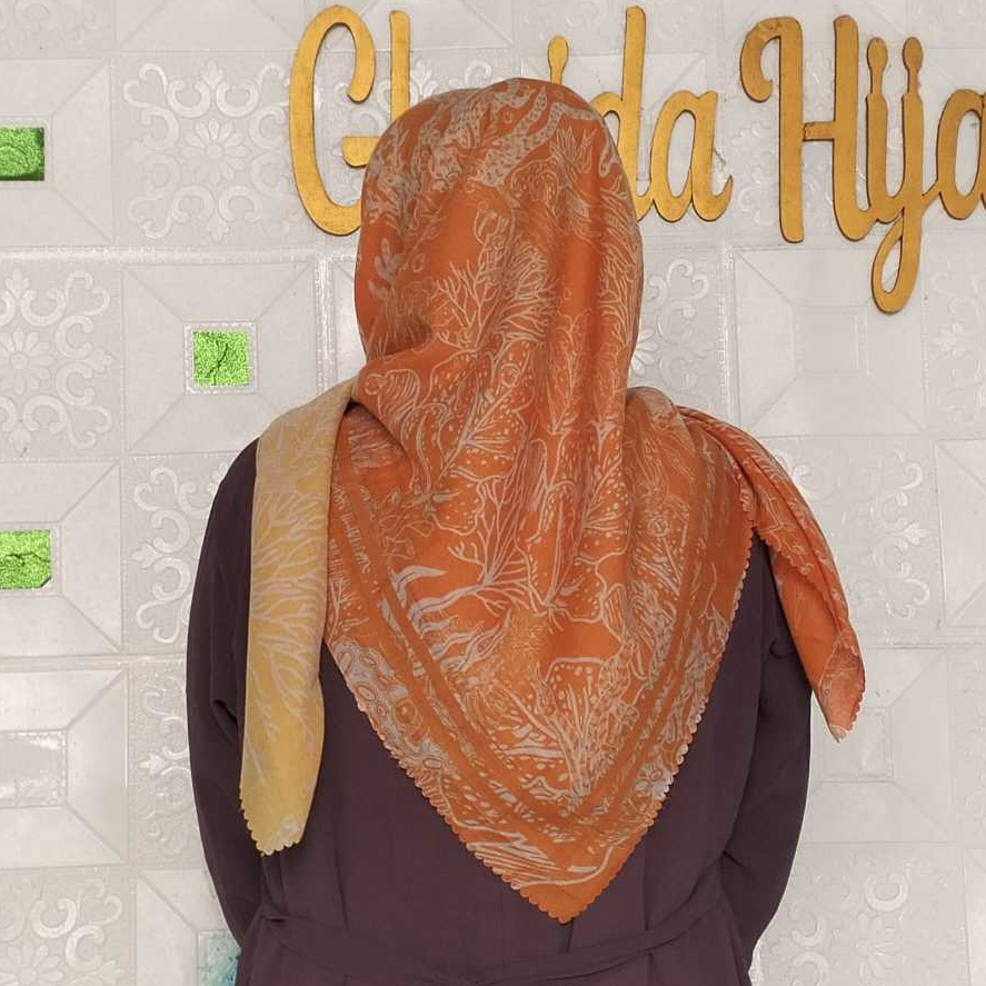 Hijab Motif Warna Orange Segiempat Voal Motif Menyala