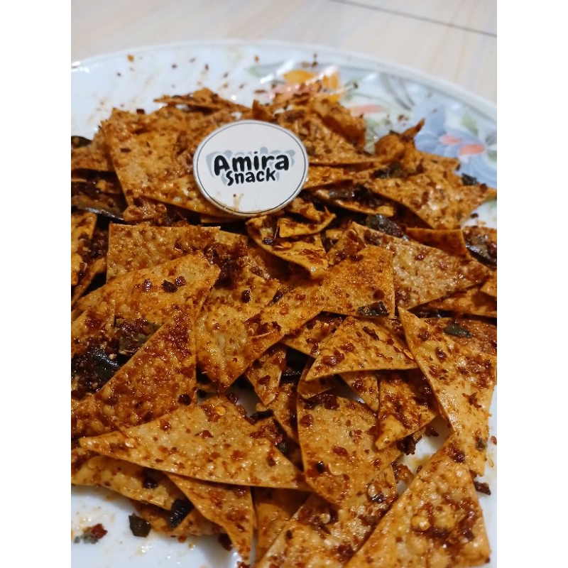 

PANGSIT 500gr pedas gurih daun jeruk by Amira Snack Cemilan Camilan keripik Pangsit