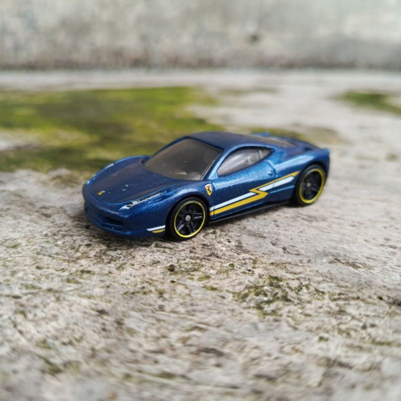 hot wheels hotwheels ferrari 458 italia biru