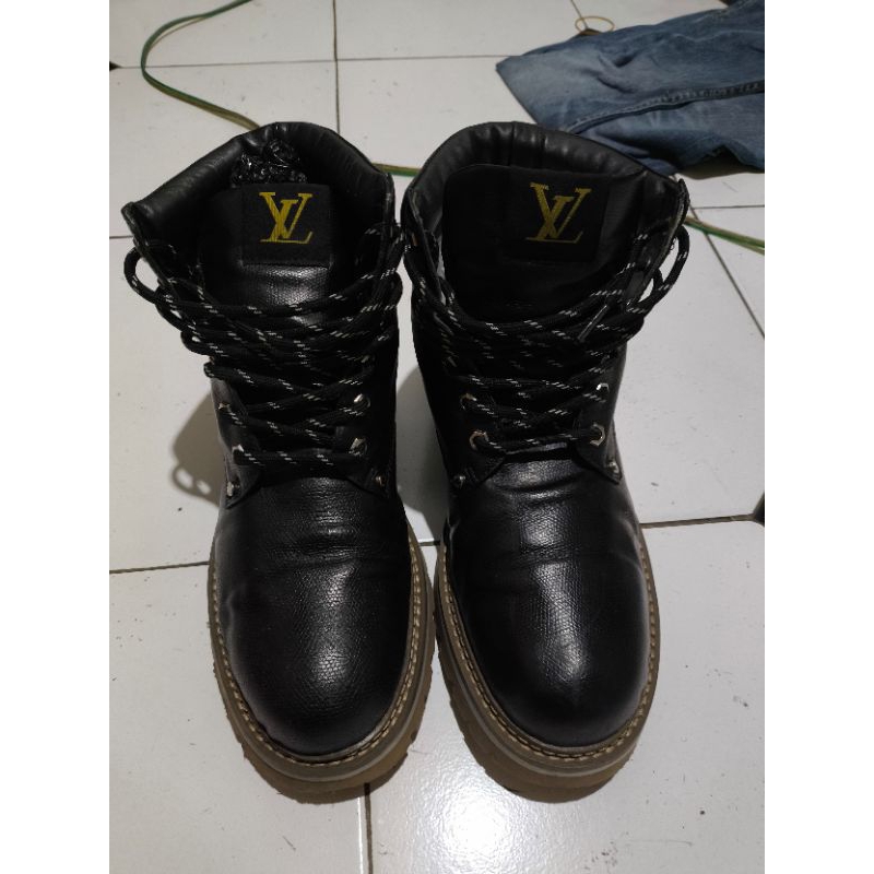 Sepatu Boot Hitam LV