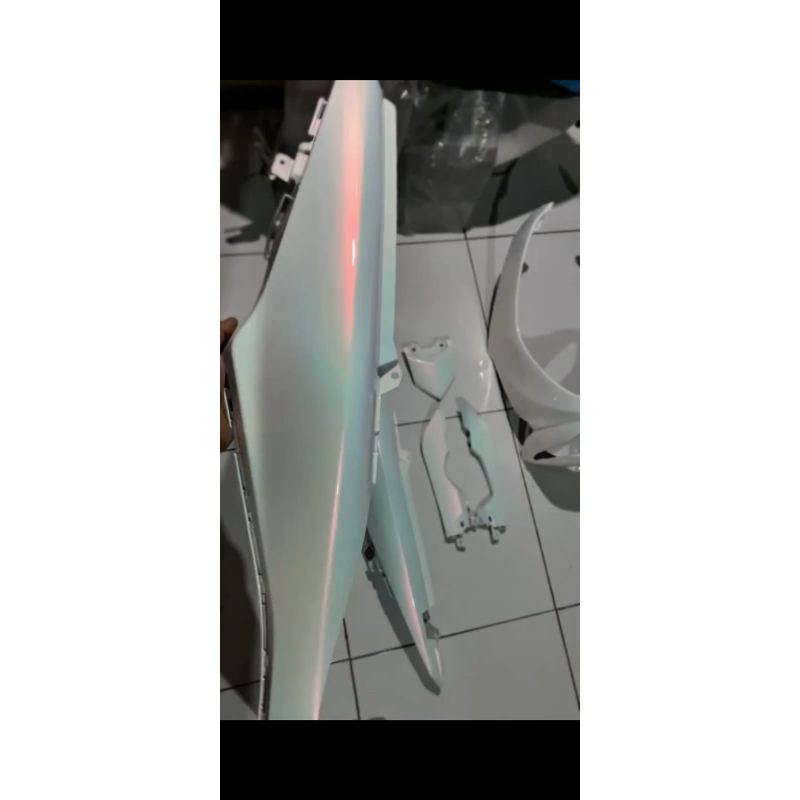 

cat dasar putih + special effect red PU (AXT)