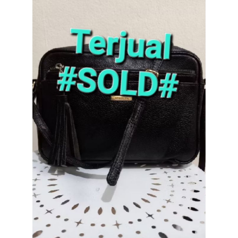 Sling bag dari Della Stella warna hitam lengkap pouch yg bisa lepas pasang. produk sudah Terjual#SOL