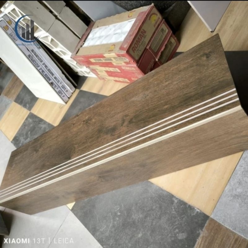 keramik/granit anak tangga motif kayu 30x120 20x120 custom ukuran pijakan tangga granit/kramik
