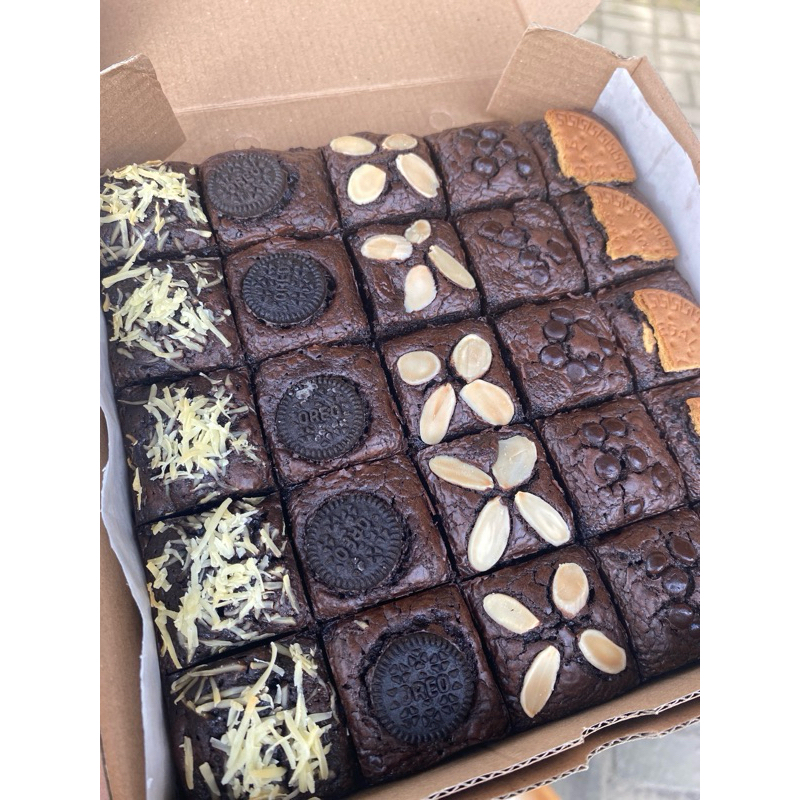 

FUDGY BROWNIES PREMIUM ORIGINAL & COFFIE / KOPI ( 20x20 CM ) 25 POTONG BROWNIES PANGGANG