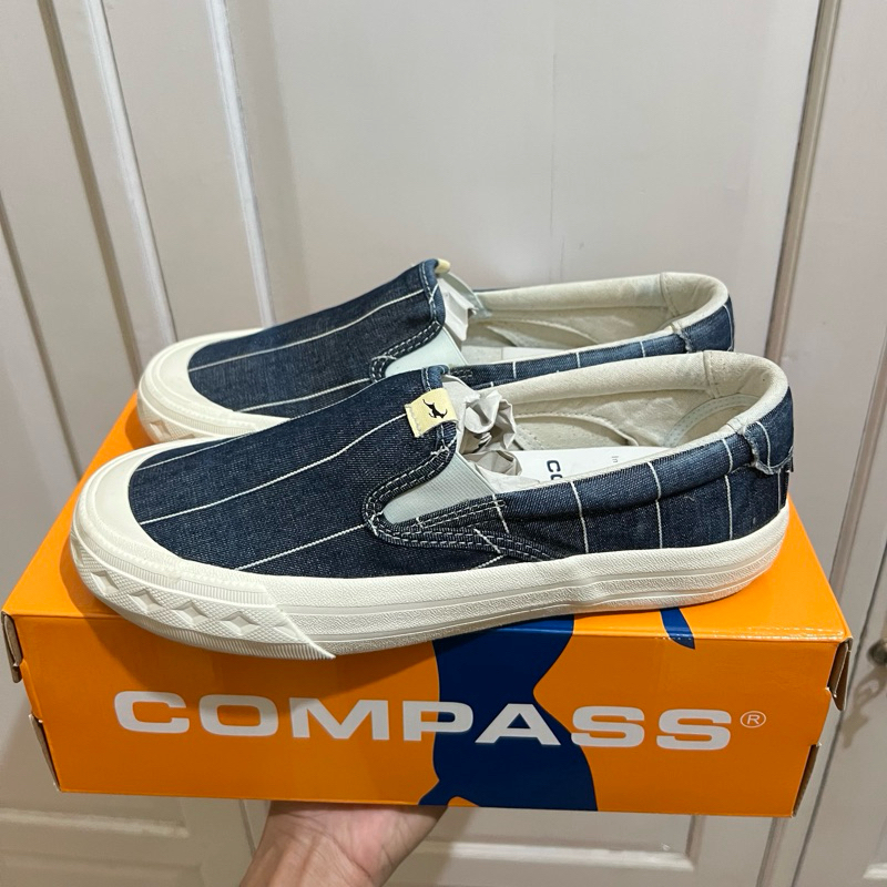 Compass Sepatu Slip-On Denim