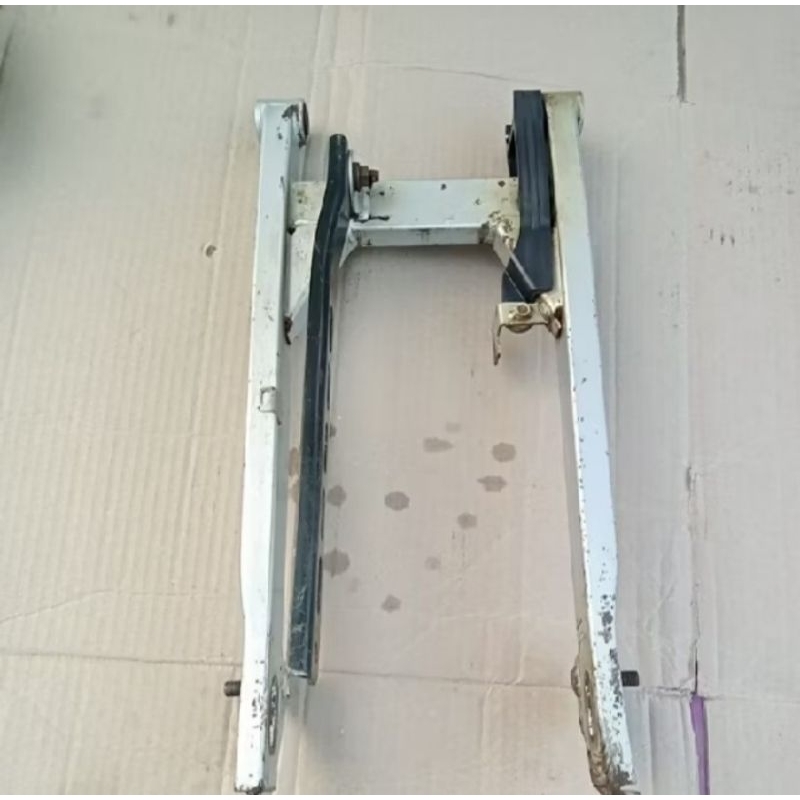 SASIS/SWING ARM MOTOR HONDA SUPRA FIT NEW/REVO LAMA/SUPRA X LAMA WARNA SILVER ORIGINAL COPOTAN