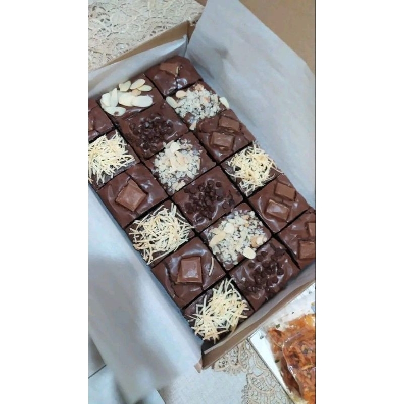 

Fudgy BROWNIES UKURAN 20X10 18 PCS