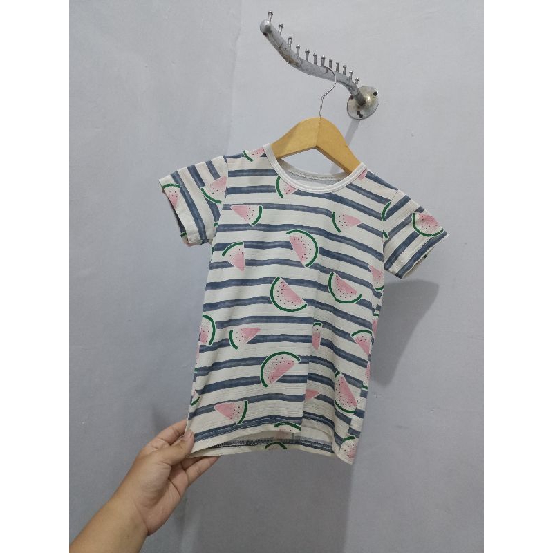 Kaos Anak Perempuan Hijau dengan Bunga Dapur