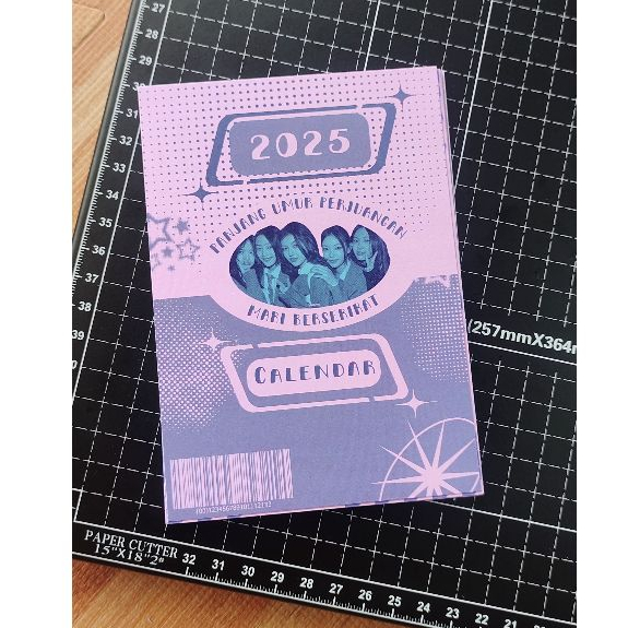 

BuJoKu Custom Kalender 2025 | Kalender Meja Aesthetic | Kalender Unik | Kalender Meja Ukuran A6 2025 | Kalender A6 | Kalender New Jeans | Kalender Bunny