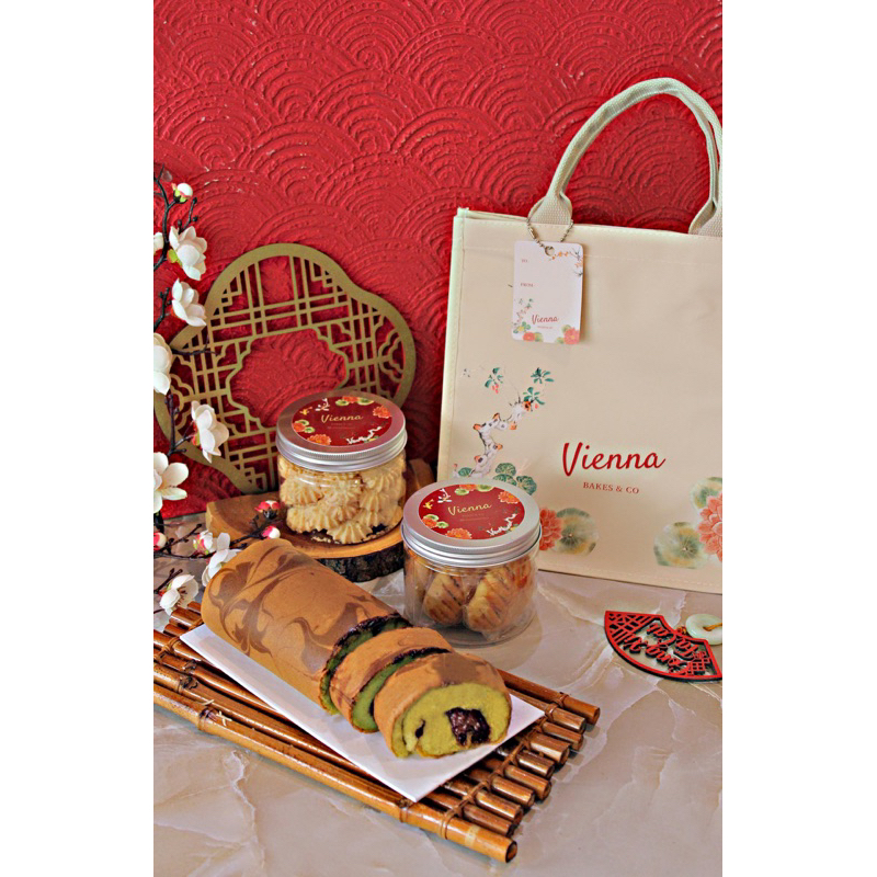 

CNY Hamper - Bolu Gulung & Cookies Vienna