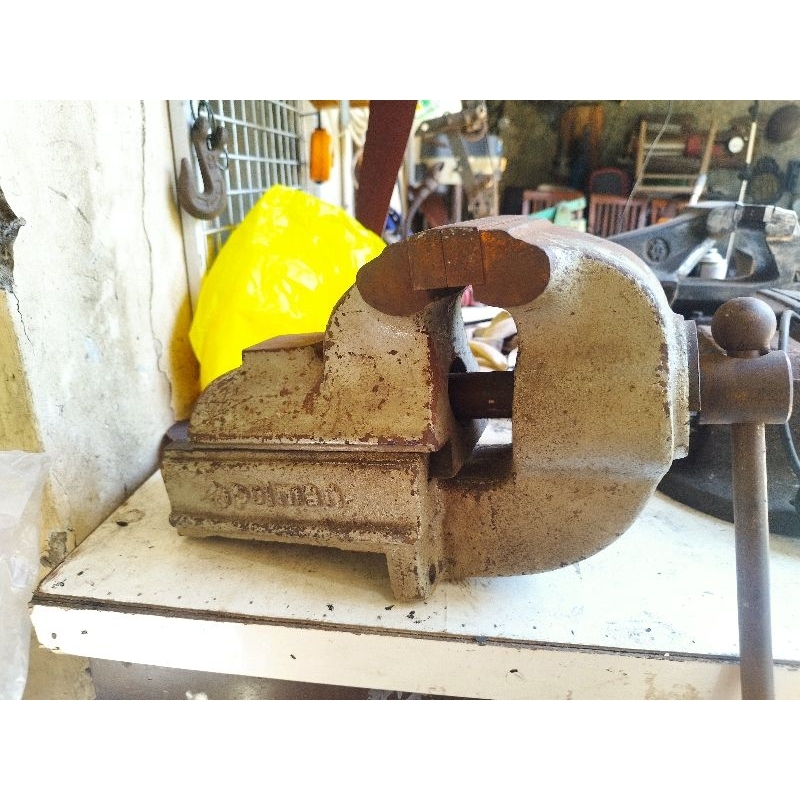 Ragum tanggem catok besi kondisi prima