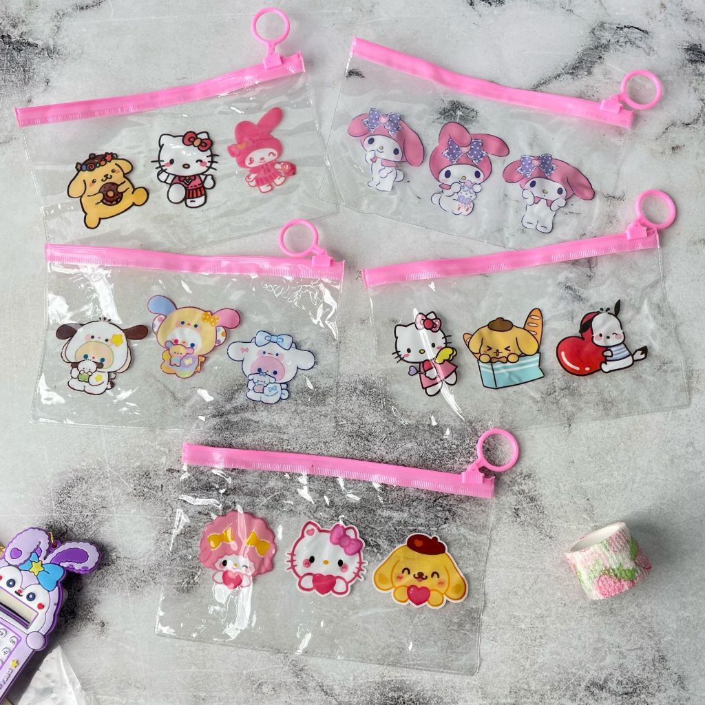 

Tempat Pensil Pouch Sanrio Family Bahan PVC Warna Bening Harga MURAH / Kotak Pensil PVC SANRIO IMUT LUCU Favorit Anak Alat Tulis Sekolah Kekinian Best Seller Bisa Grosir dan COD