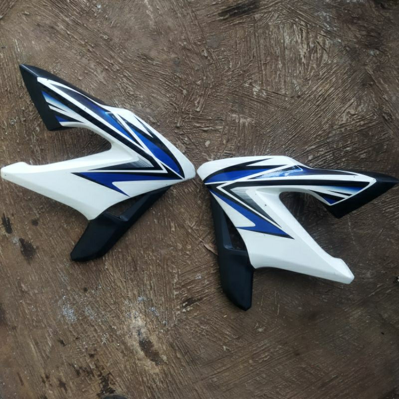 Sayap tangki CB150R old putih