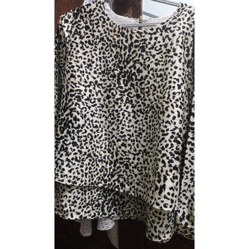 Blus Motif Leopard Putih preloved