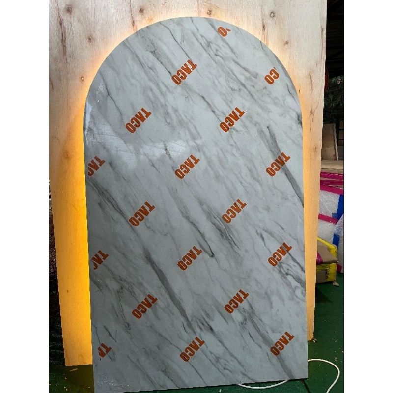 backdrop TV melengkung | Ornamen dinding