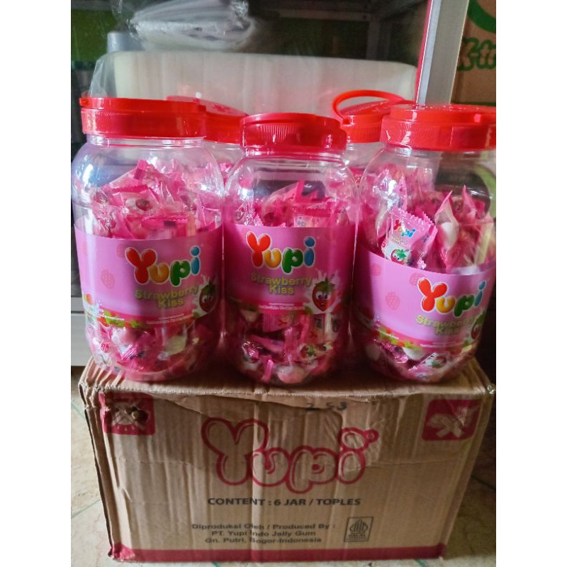 

PERMEN YUPI STRAWBERRY KISS JAR 1 KARTON ISI 6 TOPLES