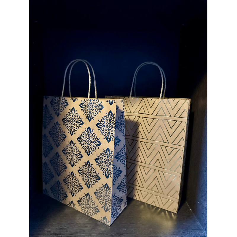 

1 Lusin PAPER BAG KRAFT MOTIF MIX (Batik&Trigonal) | size 25 cm x 30 cm x 9 cm