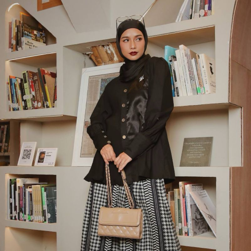 Thata Blouse by Zaskia sungkar preloved like new