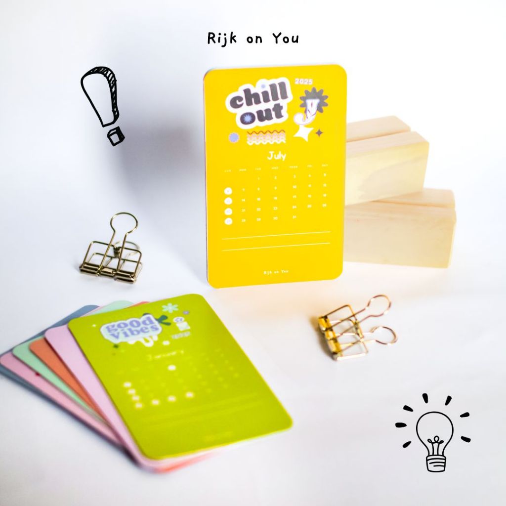 

Kalender 2025 Groovy Rijk | Desk Calendar free Wooden Stand | Size 8x12 cm