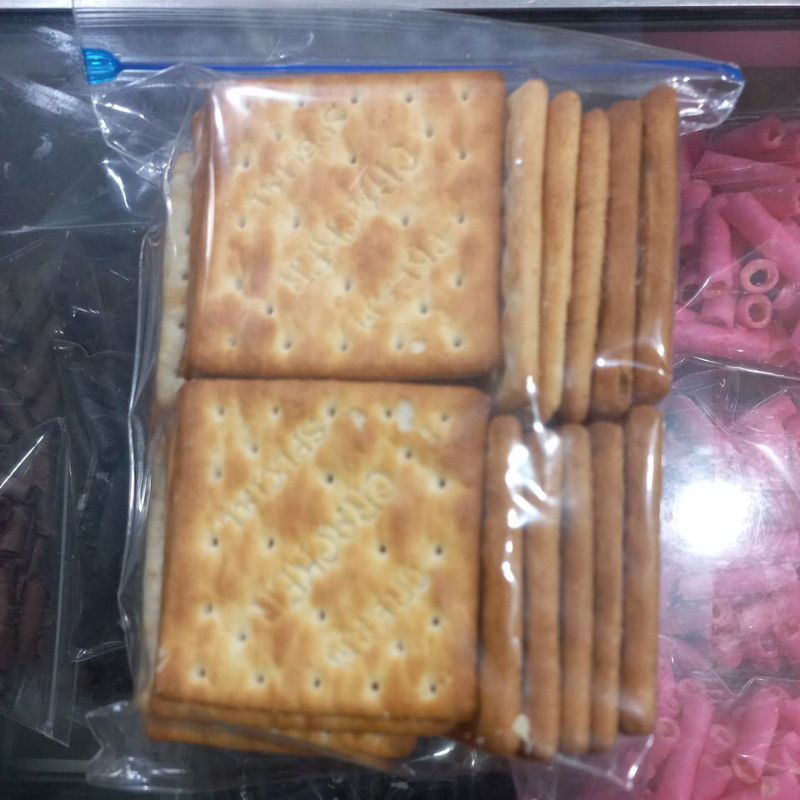 

Biscuit Cream Creakers