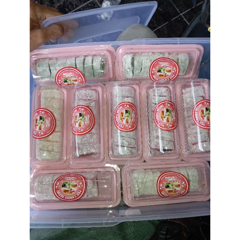 

PEH YANGKO KEDIRI (mini 7potong per pcs) Kue YANGKO aneka varian strawberry nanas pandan original isian cokelat kacang keju