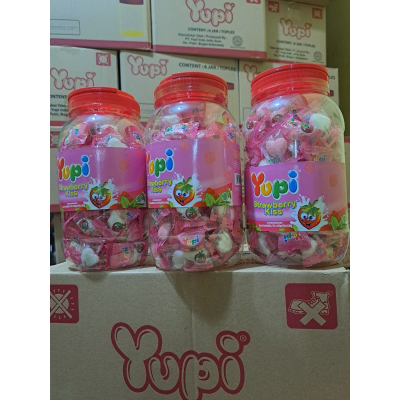 

Yupi Love Toples / Jar Candy Strawberry Kiss Permen Gula Lunak 300Gr (+/- 125Pcs)