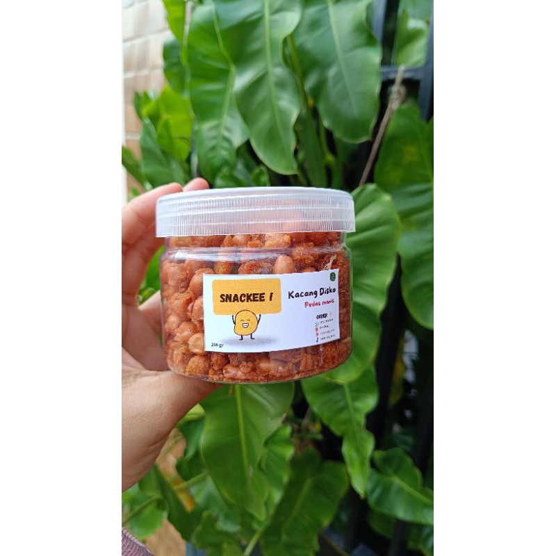 

Snackee! Kacang Disko Pedas Manis 200gr kemasan mini cocok buat traveling ( isi full kacang tepungnya tidak kebanyakan)