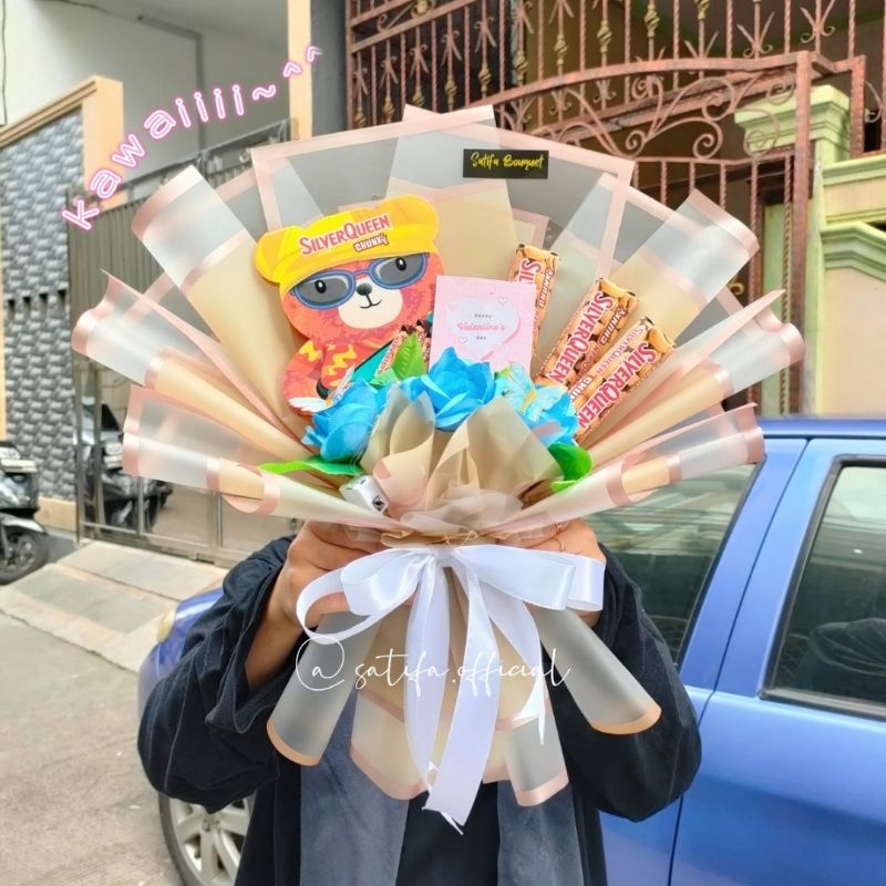 

(READY STOCK) Bouquet Coklat Silverqueen Bear Bisa Nyala 3 model kelap-kelip Edisi Valentine 2025