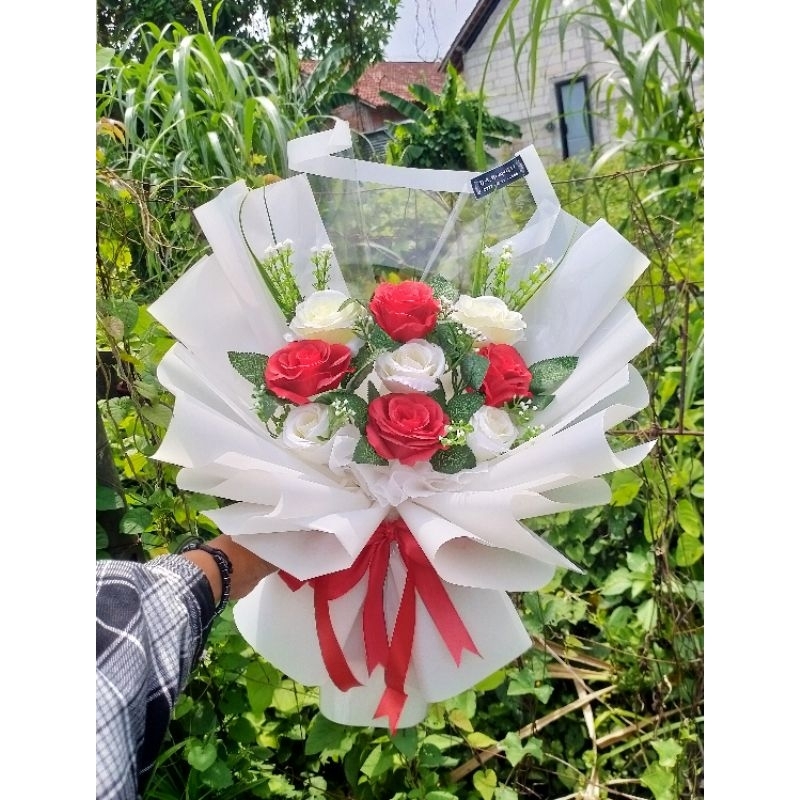 Buket Bunga Mawar merah mix putih