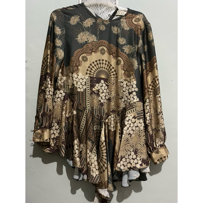 preloved wearing klamby kyra blouse