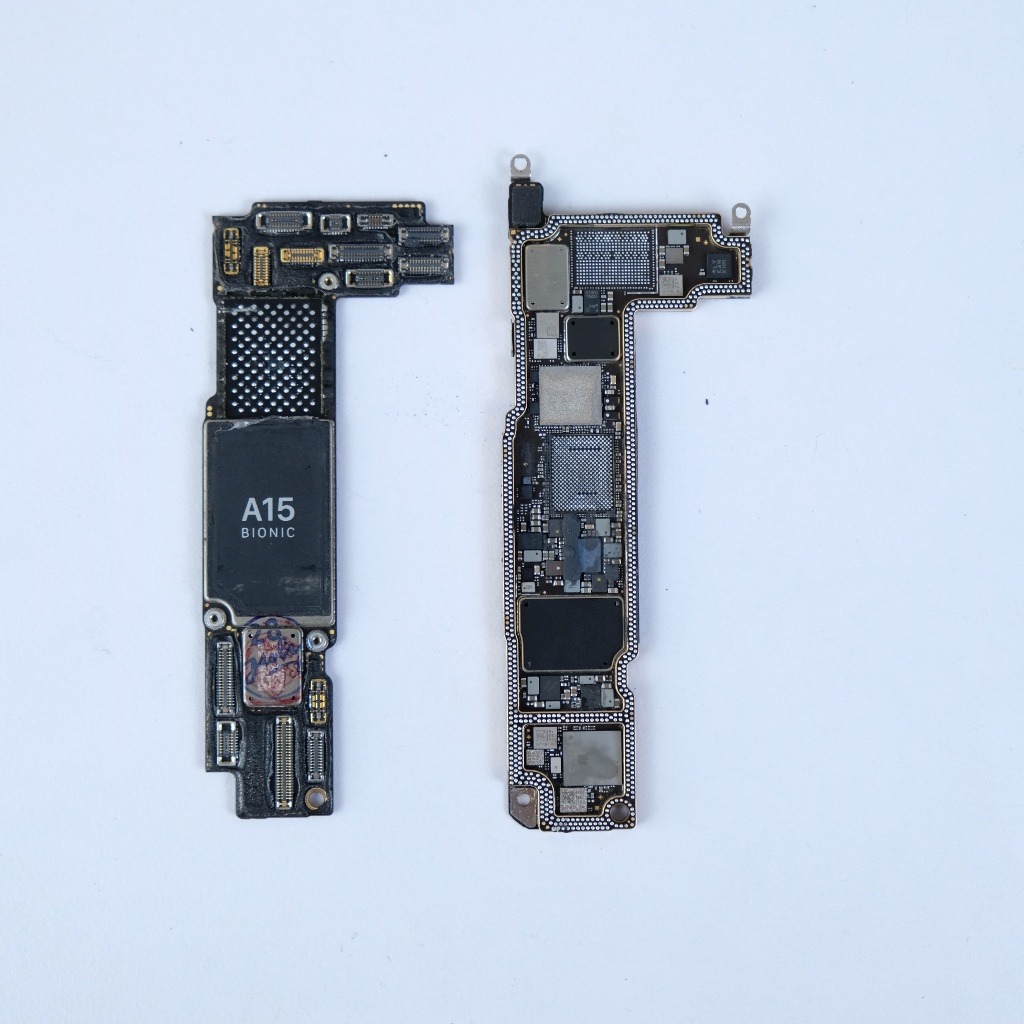 Mesin CNC Board iPhone 13