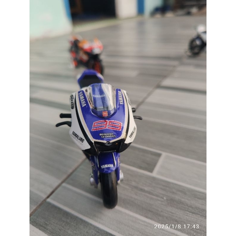 miniatur MotoGP Yamaha Lorenzo 2012