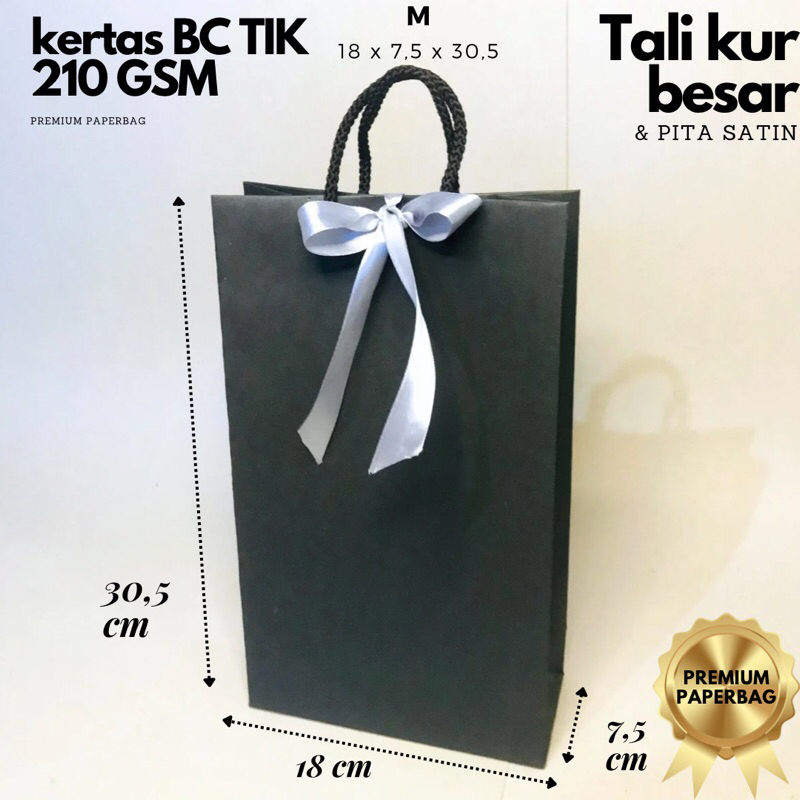 

Paperbag Premium Hitam Uk M dan pita silver,Tas Kado,Hampers untuk Hadiah Spesial dan Acara Penting