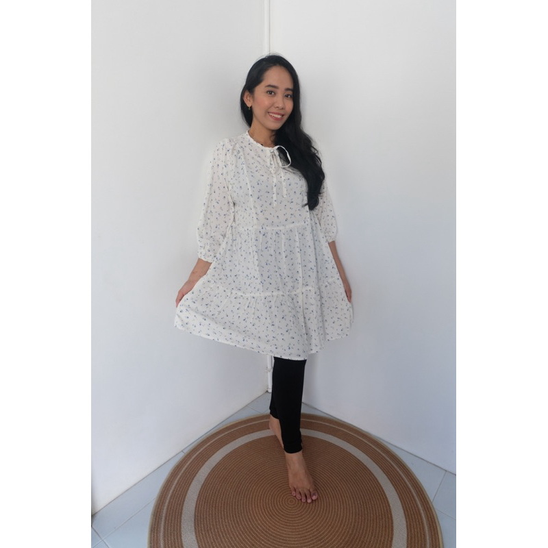 Blus Motif Bunga Putih Lengan Panjang