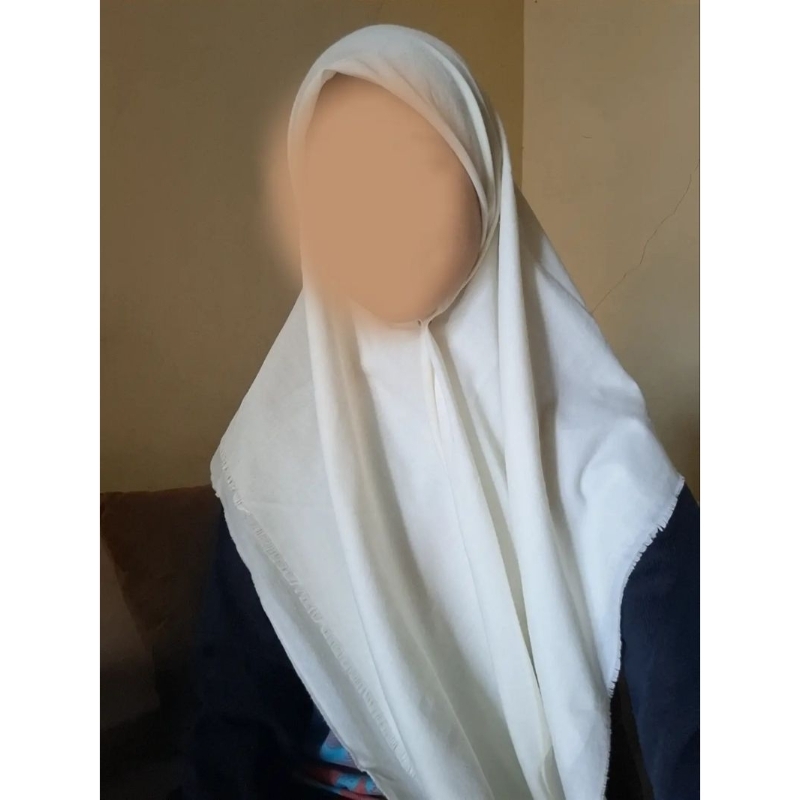 [PRELOVED] KERUDUNG SEGI EMPAT PARIS RAWIS WARNA CREAM