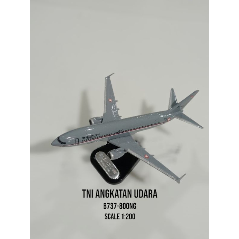 Miniatur Replika Pesawat TNI Angkatan Udara Boeing 737-800NG Skala 1:200