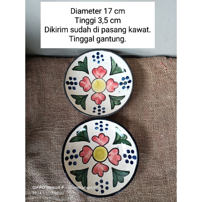 2 buah piring keramik lukis untuk hiasan dinding