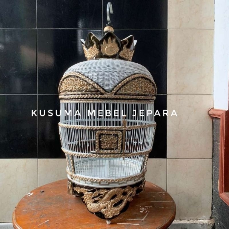 Sangkar Burung Perkutut Rajut Rotan Tebok Kayu Ukir Naga Terbang Finishing Duco Kombinasi Emas (Free