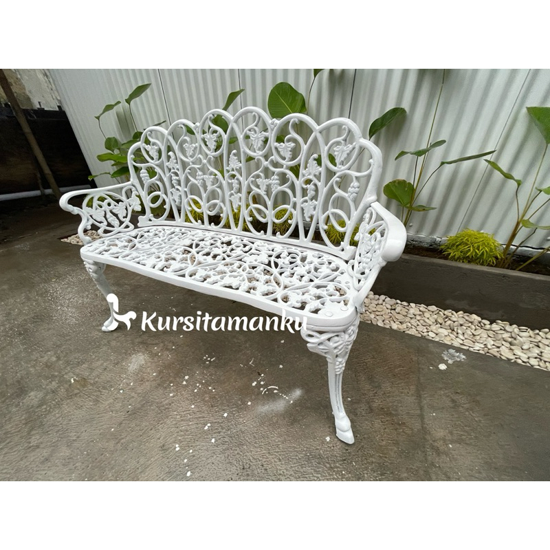 kursi besi cor anggur panjang