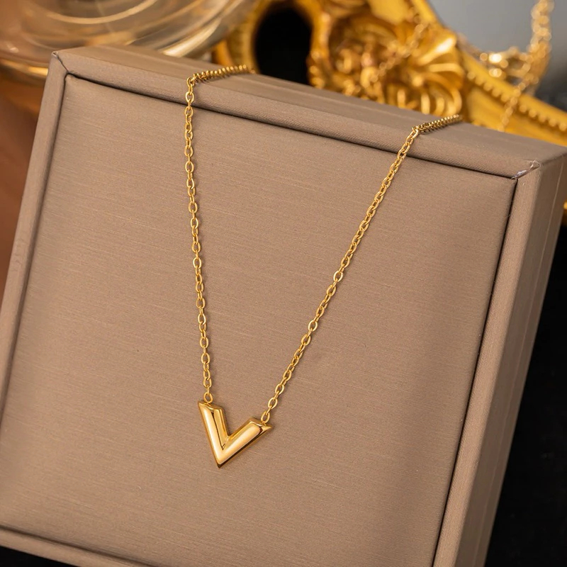 KALUNG TITANIUM ASLI HURUF V ANTI KARAT DAN ANTI LUNTUR KALUNG WANITA FASHION KOREA VALORE T052