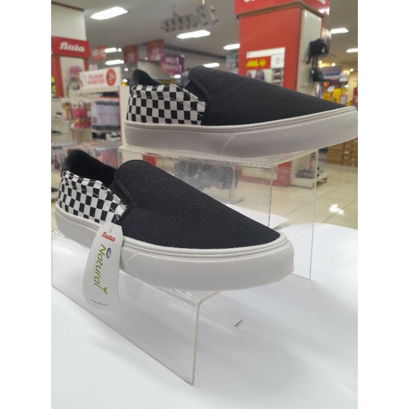 Sepatu Slip-On Kanvas Hitam Putih Bata Natural