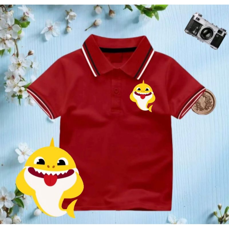 Kaos Polo Merah dengan Hati Karakter Gambaran Kucing